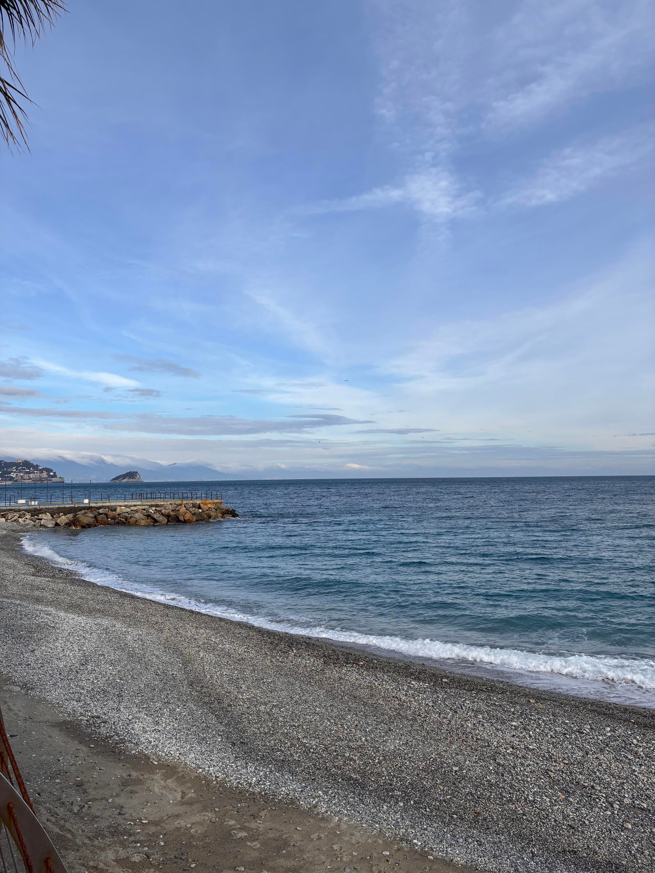 Il mare e l’isola di Bergeggi visti dalla spiaggia di Noli 