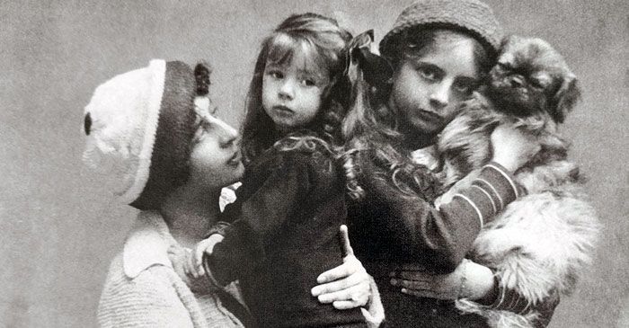 La piccola Giulia Florio in braccio alla madre Franca e accanto alla sorella Igiea