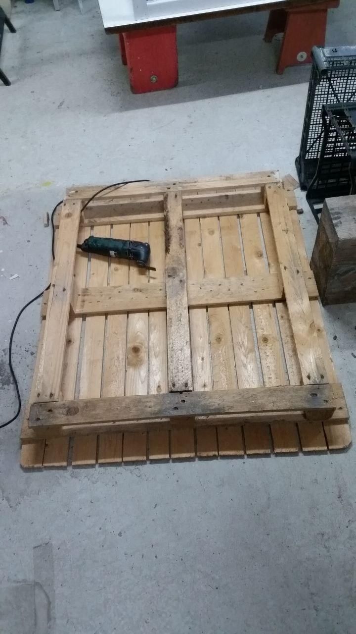 Bancale capovolto sul pavimento, con sopra utensile a lama vibrante.