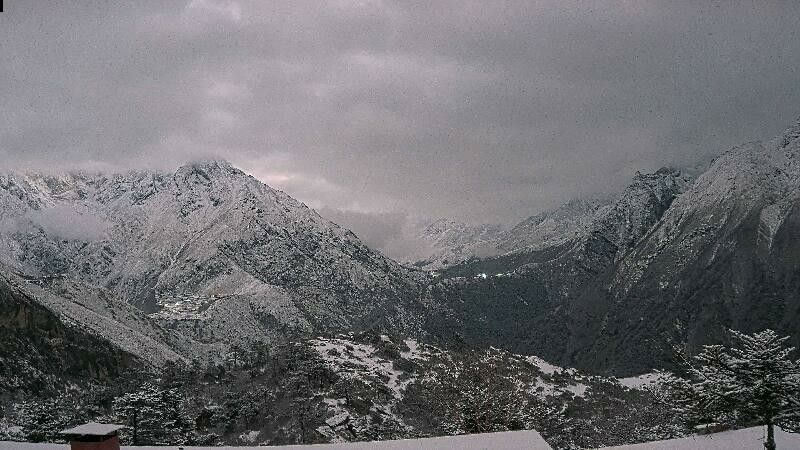 A wide view of several mountains, from left:

- Taboche (6,500 meters/21,325 feet)
- Mount Everest (8,848 meters/29,032 feet)
- Lhotse (8,516 meters/27,939 feet)
- Ama Dablam (6,814 meters/22,355 feet)
