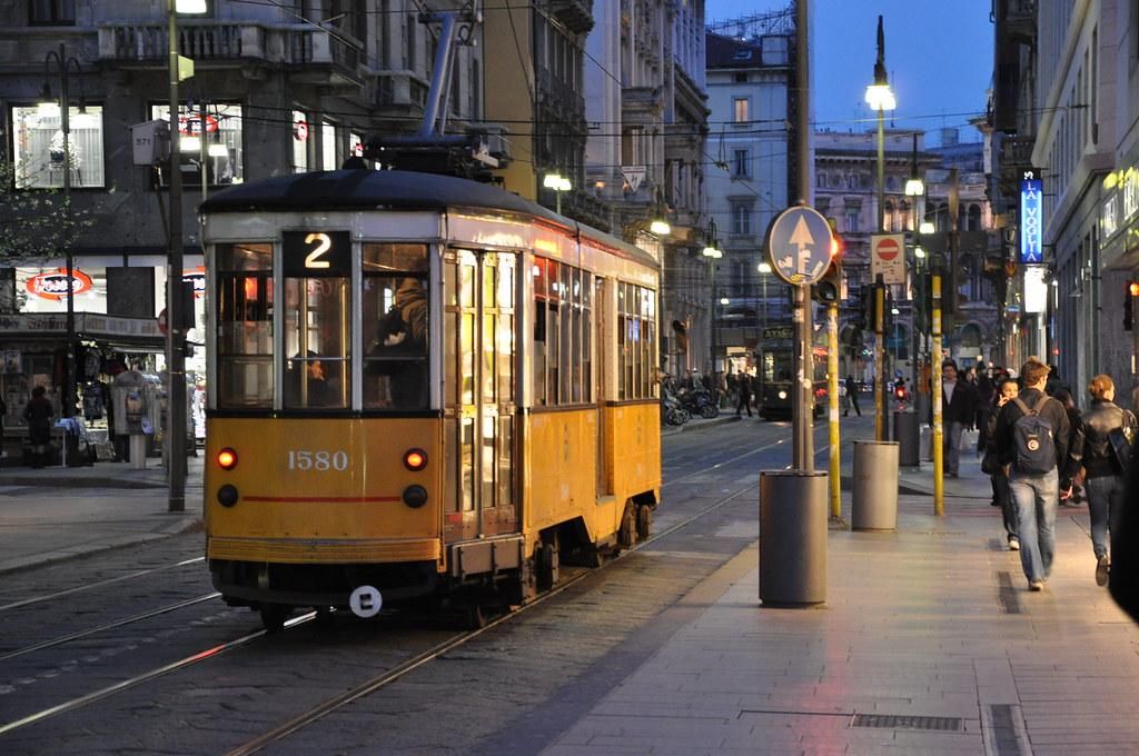 Un tram "carrelli" linea 2 nella tradizionale livrea bianco gialla in via Torino, visto da dietro, in una foto serale

Foto by Luca Riva
CC BY 2.0 
https://www.flickr.com/photos/50086990@N03/4752925689