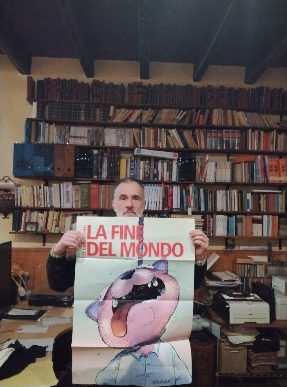 il che reggo in mano il poster de La fine del mondo