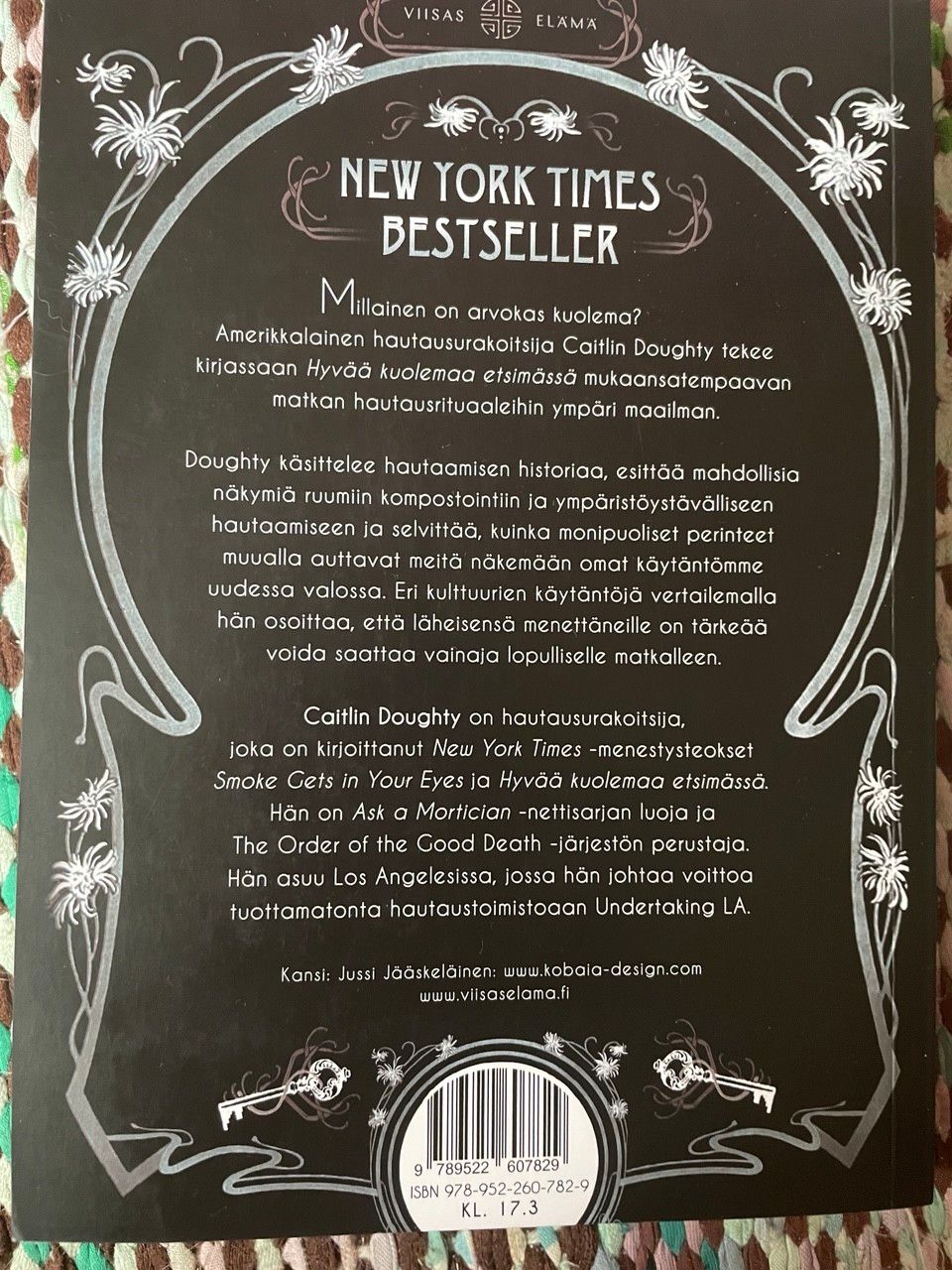 NEW YORK TIMES BESTSELLER Millainen on arvokas kuolema? Amerikkalainen hautausurakoitsija Caitlin Doughty tekee kirjassaan Hyvää kuolemaa etsimässä mukaansatempaavan matkan hautausrituaaleihin ympäri maailman. Doughty käsittelee hautaamisen historiaa, esittãa mahdollisia näkymiä ruumiin kompostointiin ja ympäristöystävälliseen hautaamiseen ja selvittãa, kuinka monipuoliset perinteet muvalla auttavat meitä näkemään omat käytäntömme uudessa valossa. Eri kulttuurien käytäntöja vertailemalla hän osoittaa, että läheisensä menettäneille on tärkeäa voida saattaa vainaja lopulliselle matkalleen.

Caitlin Doughty on hautausurakoitsija, joka on kirjoittanut New York Times -menestysteokset Smoke Gets in Your Eyes ja Hyvää kuolemaa etsimässä. Hän on Ask a Mortician -nettisarian luoja ja The Order of the Good Death -järjestön perustaja. Hän asuu Los Angelesissa, jossa hän johtaa voittoa tuottamatonta hautaustoimistoaan Undertaking LA. Kustantaja: Viisas elämä. Kansi: Jussi Jääskeläinen.