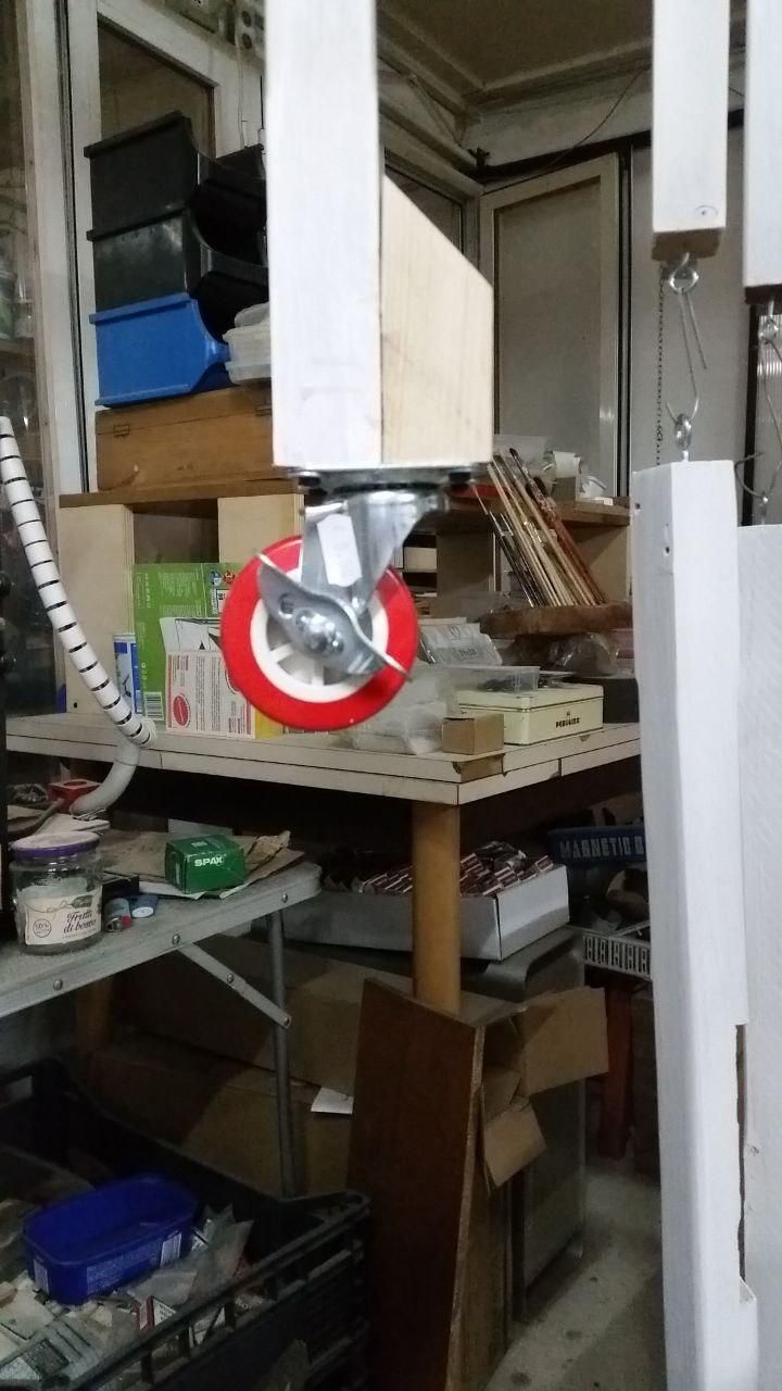 Rotella rosso aranciato montata al fondo di una zampa del tavolo semovente.