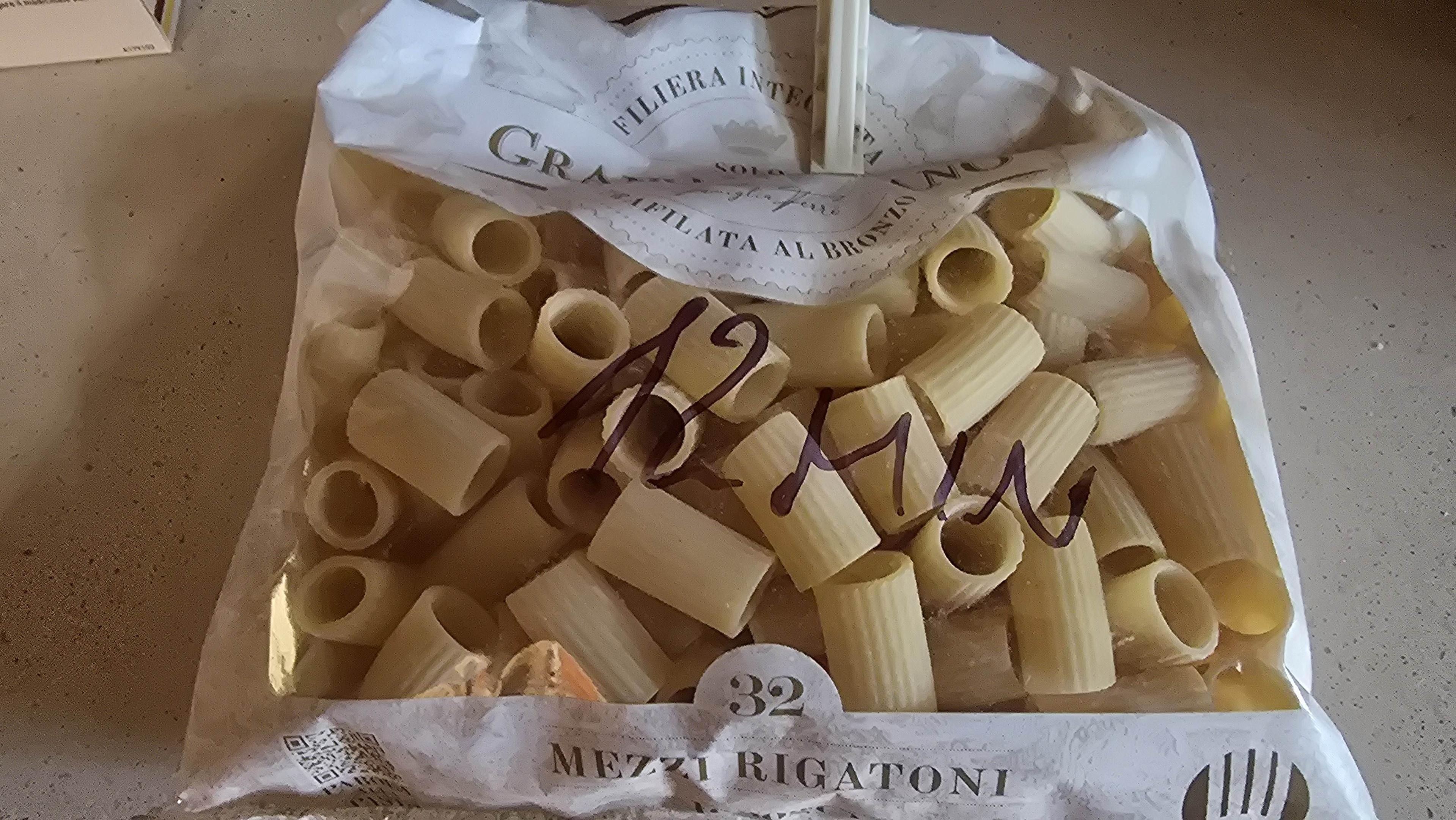 Ho assoldato un lampostil nero appositamente per scrivere a caratteri cubitali il tempo di cottura della pasta, come in foto, visto che spesso è introvabile a colpo d'occhio.

Una foto pubblicata utilizzando Fediphoto-Lineage