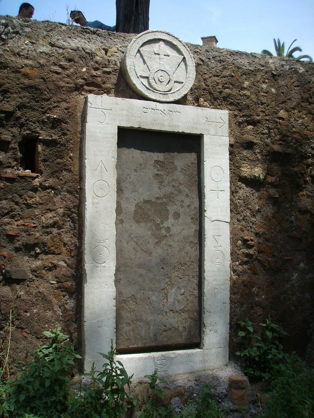 Foto della cosiddetta Porta Alchemica, detta anche Porta Magica o Porta Ermetica o Porta dei Cieli[1], è un monumento edificato tra il 1655 e il 1681 da Massimiliano Savelli Palombara marchese di Pietraforte (1614-1685) nella sua residenza, villa Palombara, sita nella campagna orientale di Roma sul colle Esquilino, più o meno in corrispondenza dell'odierna piazza Vittorio Emanuele II, nei cui giardini oggi è stata collocata. https://it.m.wikipedia.org/wiki/Porta_Alchemica
