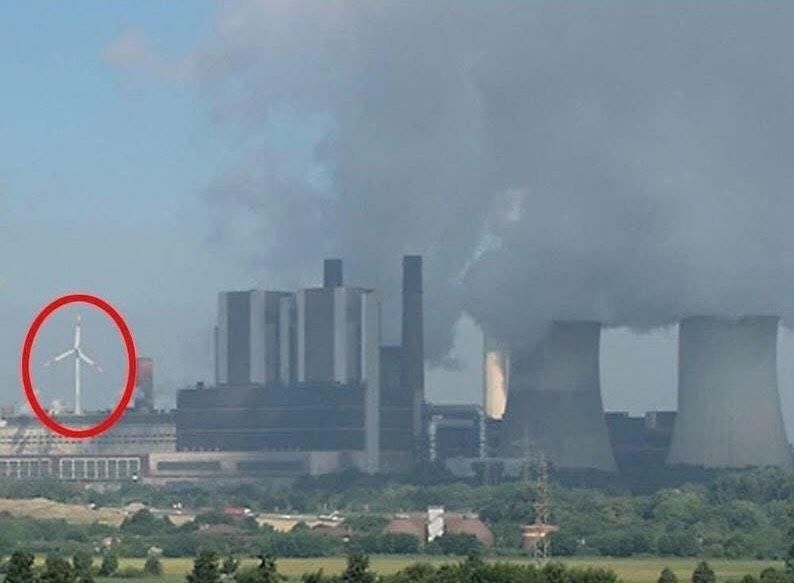Windkraftrad neben braunkohlewerk
