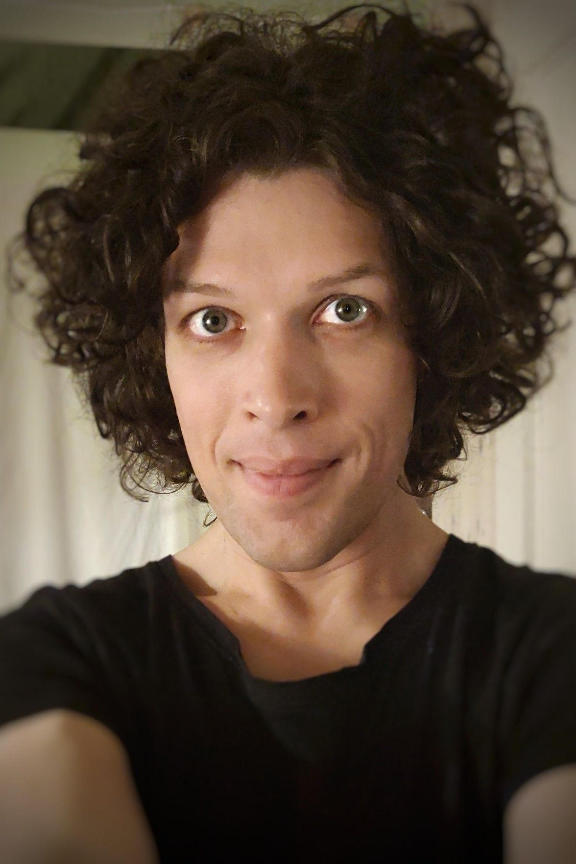 Portrait selfie, I'm smiling… my eyes are very big.