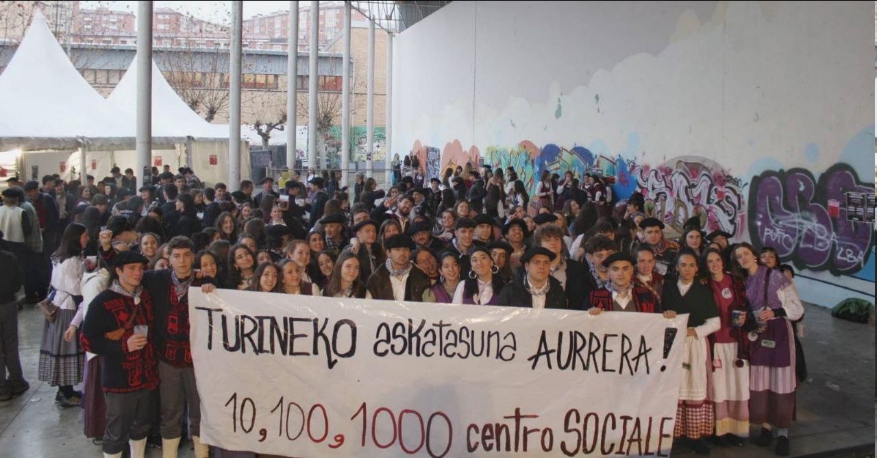 Gruppo di manifestanti BASCHI con striscione: "TURINEKO askatasuna AURRERA
10, 100, 100 centro SOCIALE"