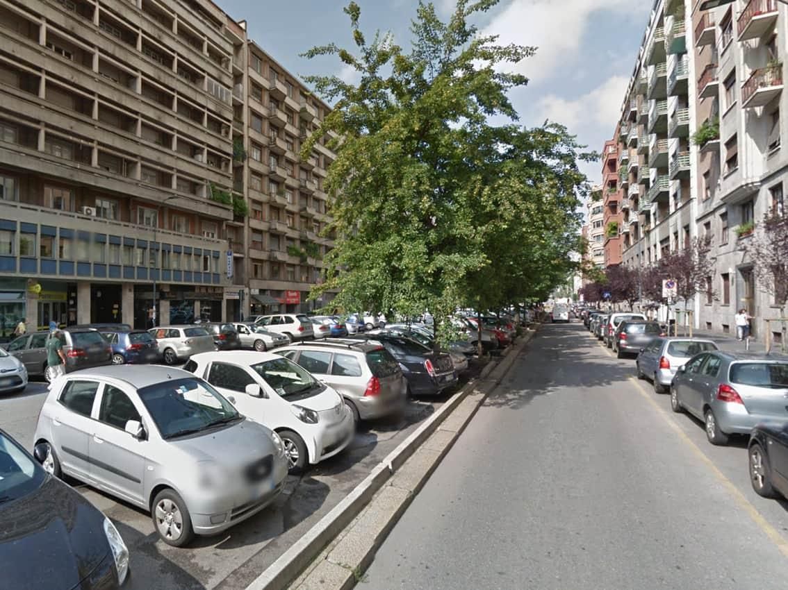 Una foto di via Andrea Doria a Milano. La via è per la maggior parte parcheggio con due file di auto parallele ai lati e due file al centro a lisca di pesce. 

Foto tratra da:

https://urbanfilemilano.blogspot.com/2015/09/zona-loreto-via-andrea-doria-vi-sembra.html