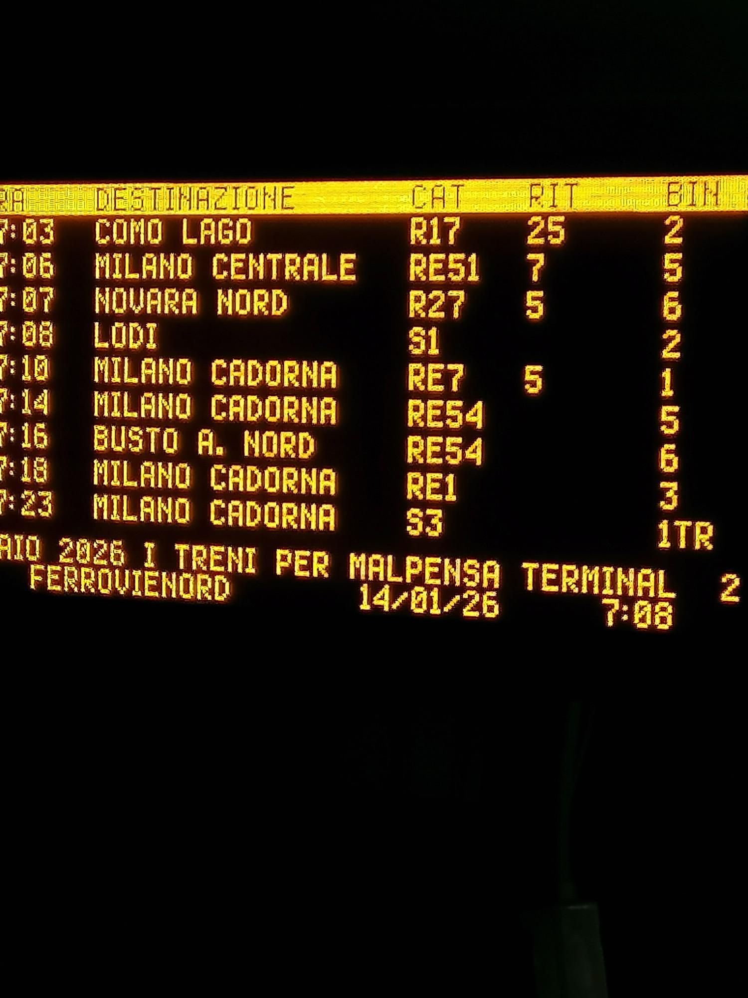 Tabellone in stazione, 25 minuti di ritardo segnalati per il treno diretto a Como lago