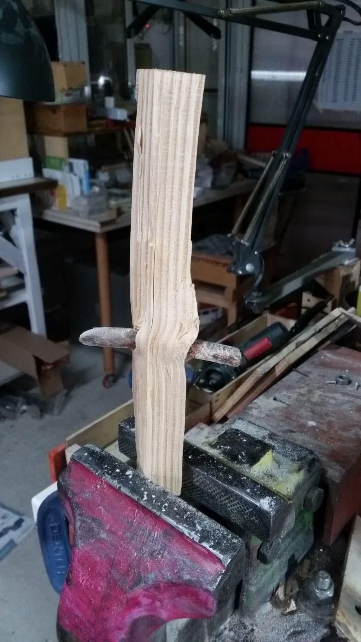 Pezzo di tavola di abete attraversato da un nodo.