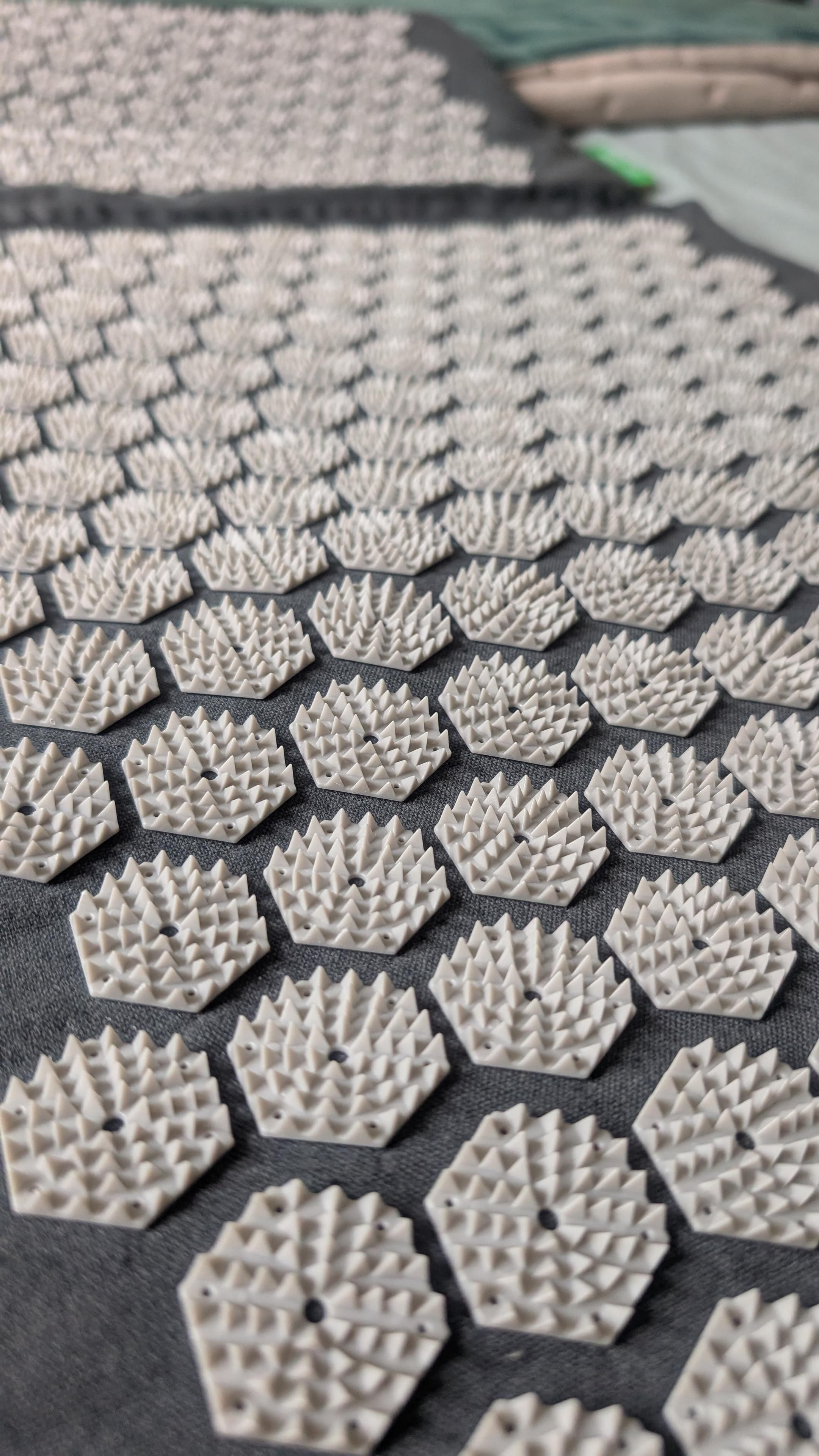 Tapis d'acupression composé de centaines de galets en plastique comportant de nombreux picots pointus 