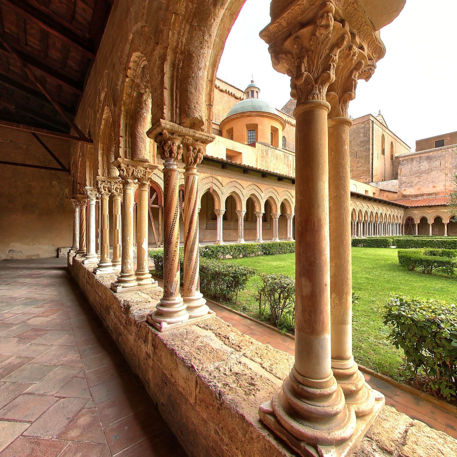 Il colonnato del Chiostro dei Benedettini a Monreale (PA)