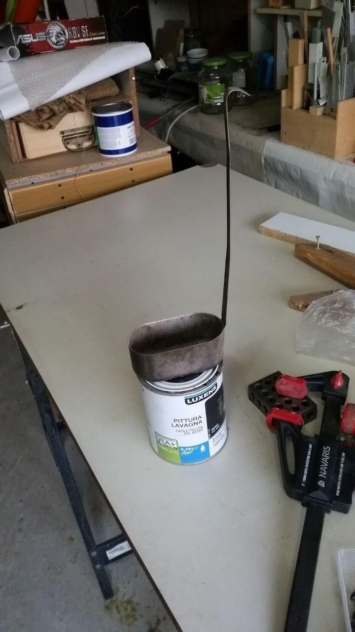 Specie di mestolo con coppetta ovoidale che non entra in un barattolo di pittura (mannaggia!).