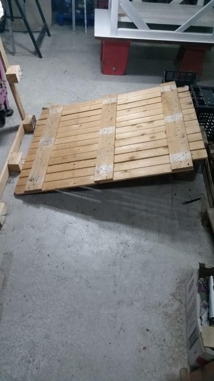 Bancale smontato, di cui è rimasta solo la pedana superiore (nella foto è capovolta).