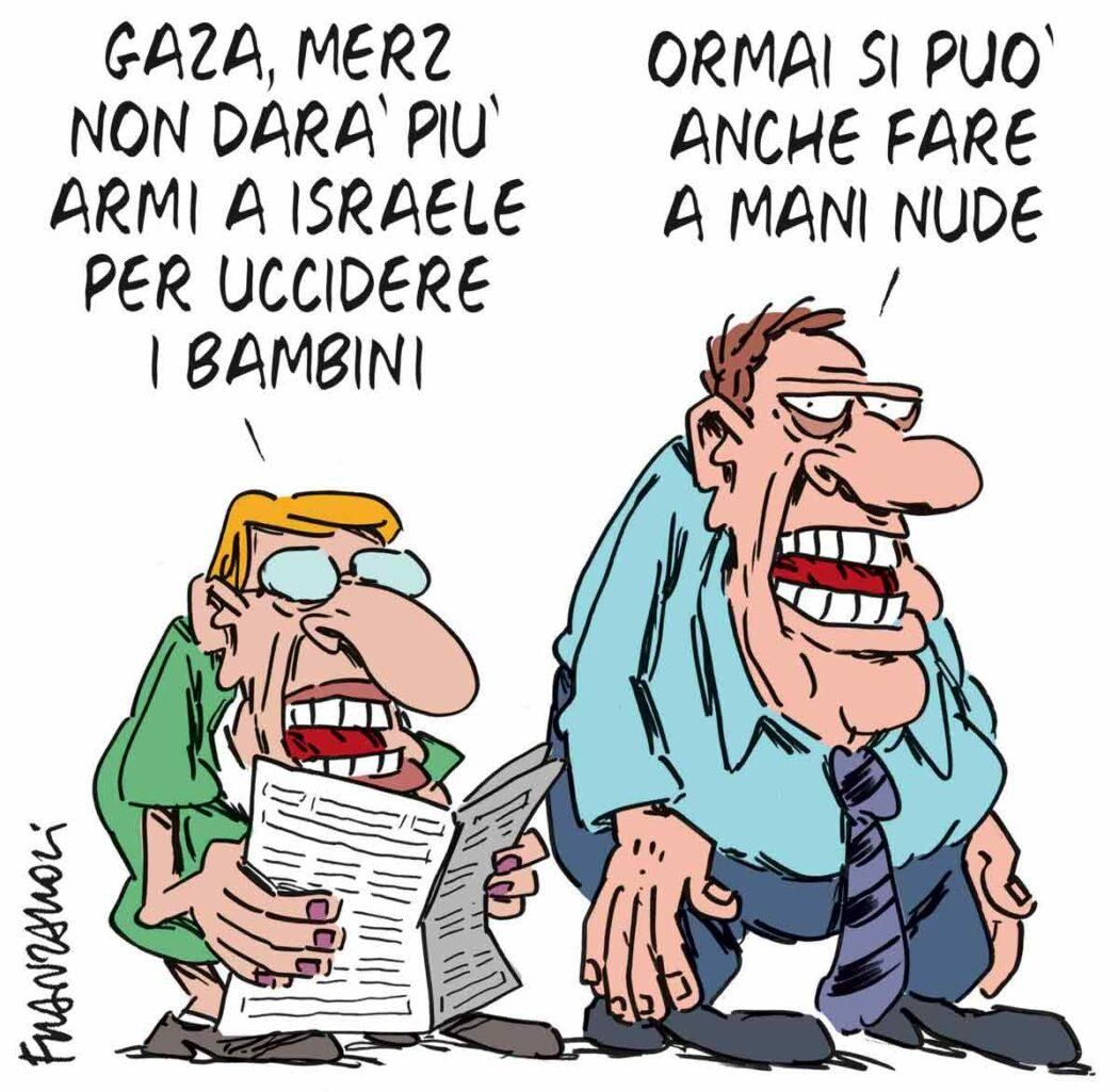 Nel disegno, una donna leggendo un giornale commenta: "Gaza, Merz non darà più armi a Israele per uccidere i bambini".
"Ormai si può anche fare a mani nude", aggiunge un uomo vicino.