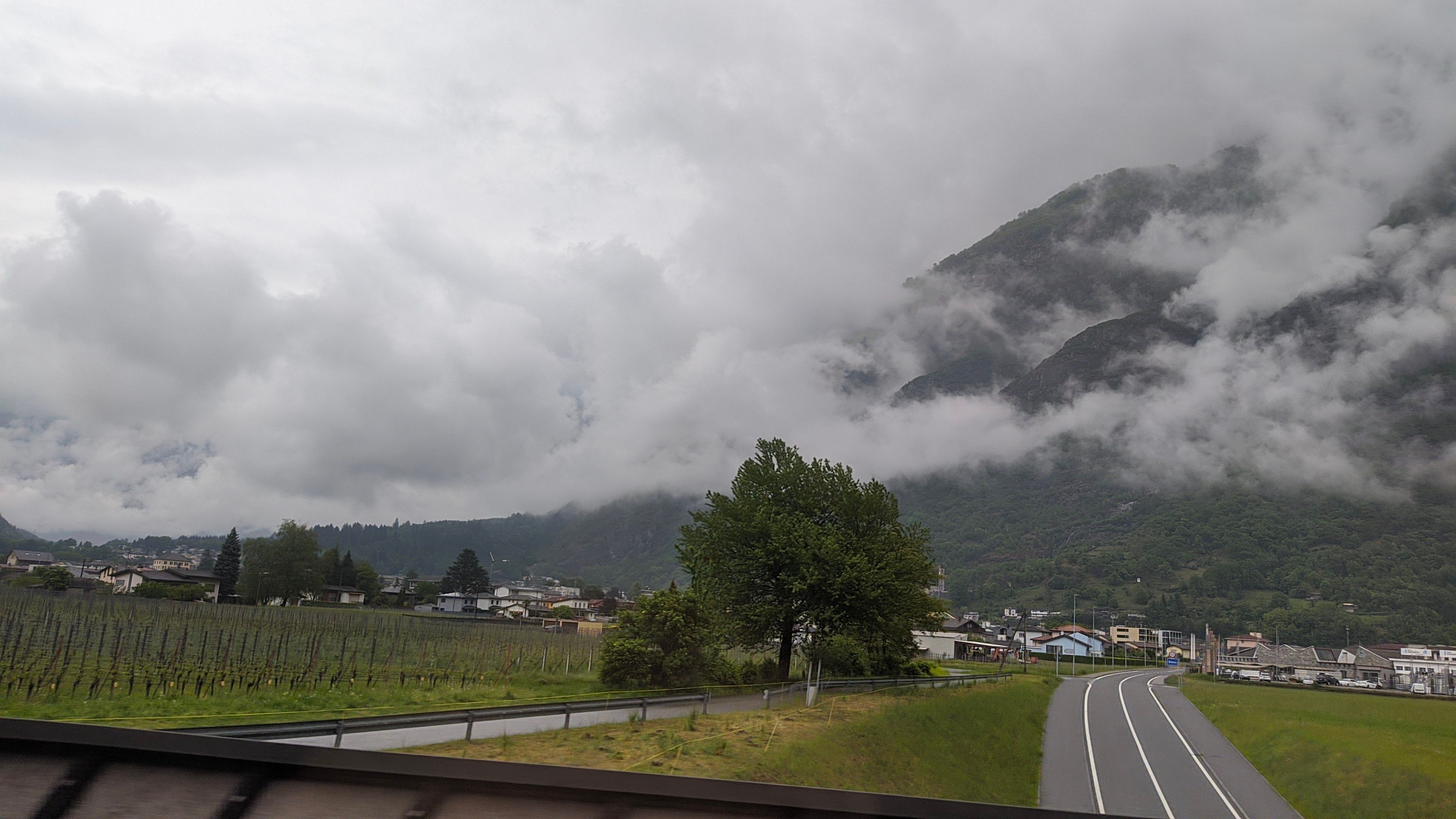 Blick in die Alpen, Wolken und Nebel hängen über dem Berg
