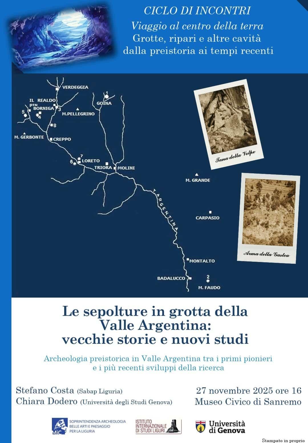 Locandina di una conferenza con sfondo blu, alcune foto inserite su una mappa schematica e in basso su sfondo bianco il titolo con i nomi dei due relatori e i logo dei vari enti coinvolti