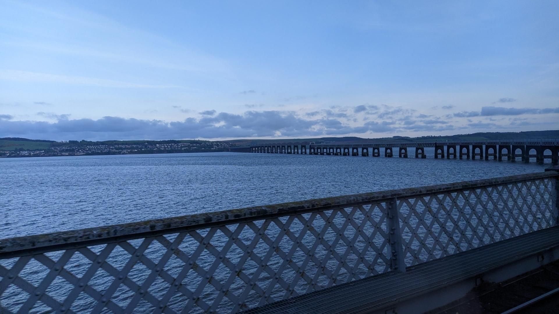 View back onto the railbridge over the Tay