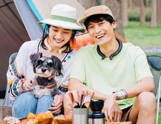 Dal Giappone che brucia a 41,8°C arrivano gadget che fanno sembrare i nostri ventilatori oggetti da museo: vesti che si gonfiano come palloncini, collari che restano freddi senza elettricità e mini-tornado portatili. Si può battere il caldo estremo a colpi di aggeggi bizzarri?