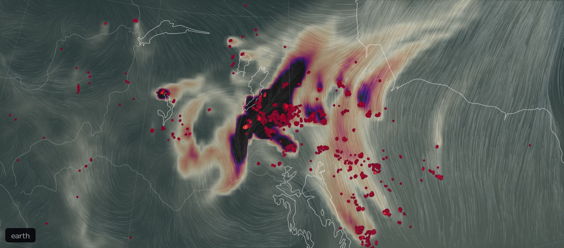 Autre capture, à même échelle, centrée sur le nord du Canada.
Une tâche noire bien plus grande, équivalente à presque un quart de la France hexagonale, est constellée de points indiquant des feux de forêt. Un vent étale la forte concentration de monoxyde de carbone vers le nord-est.