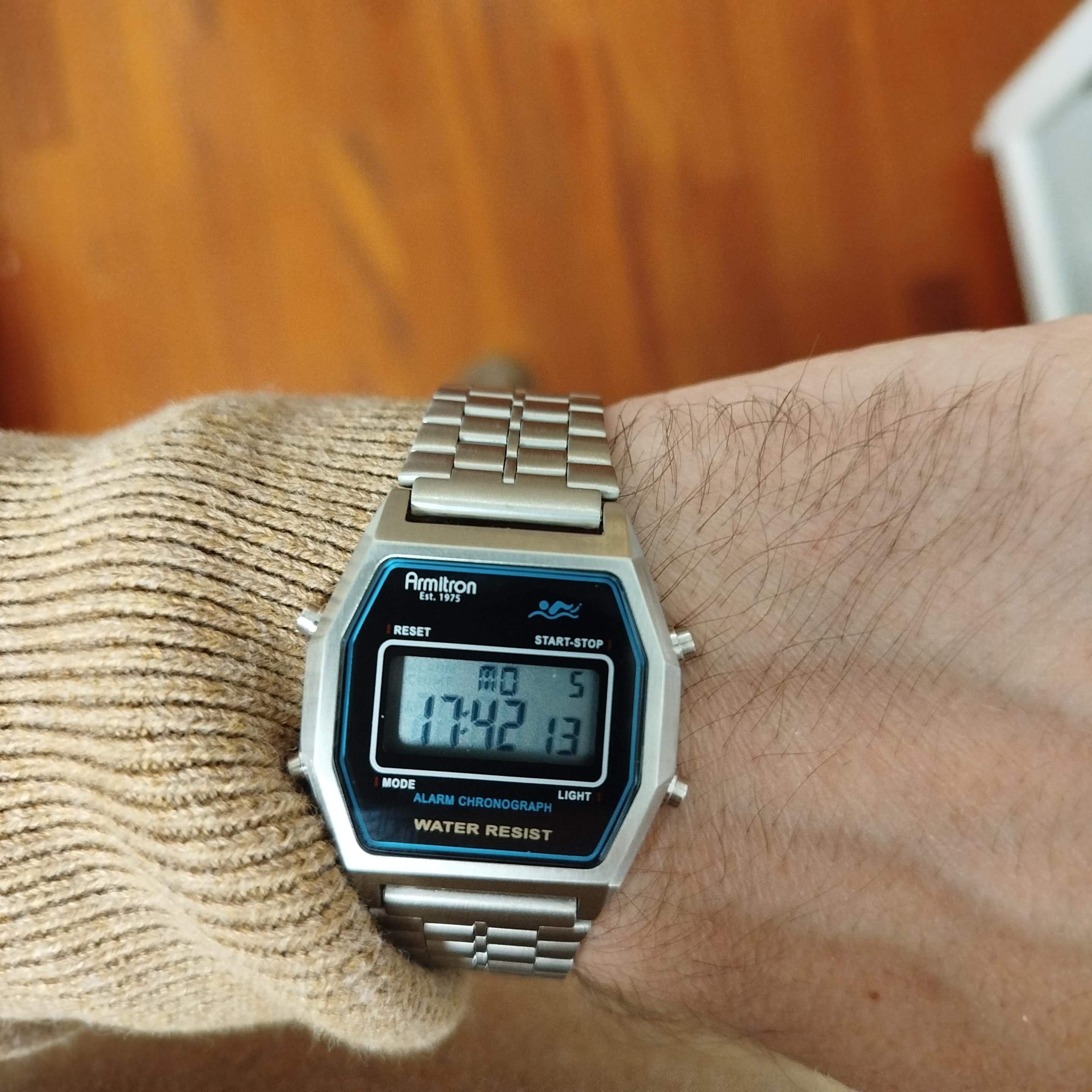 Un orologio digitale della Armitron, modello Rubik