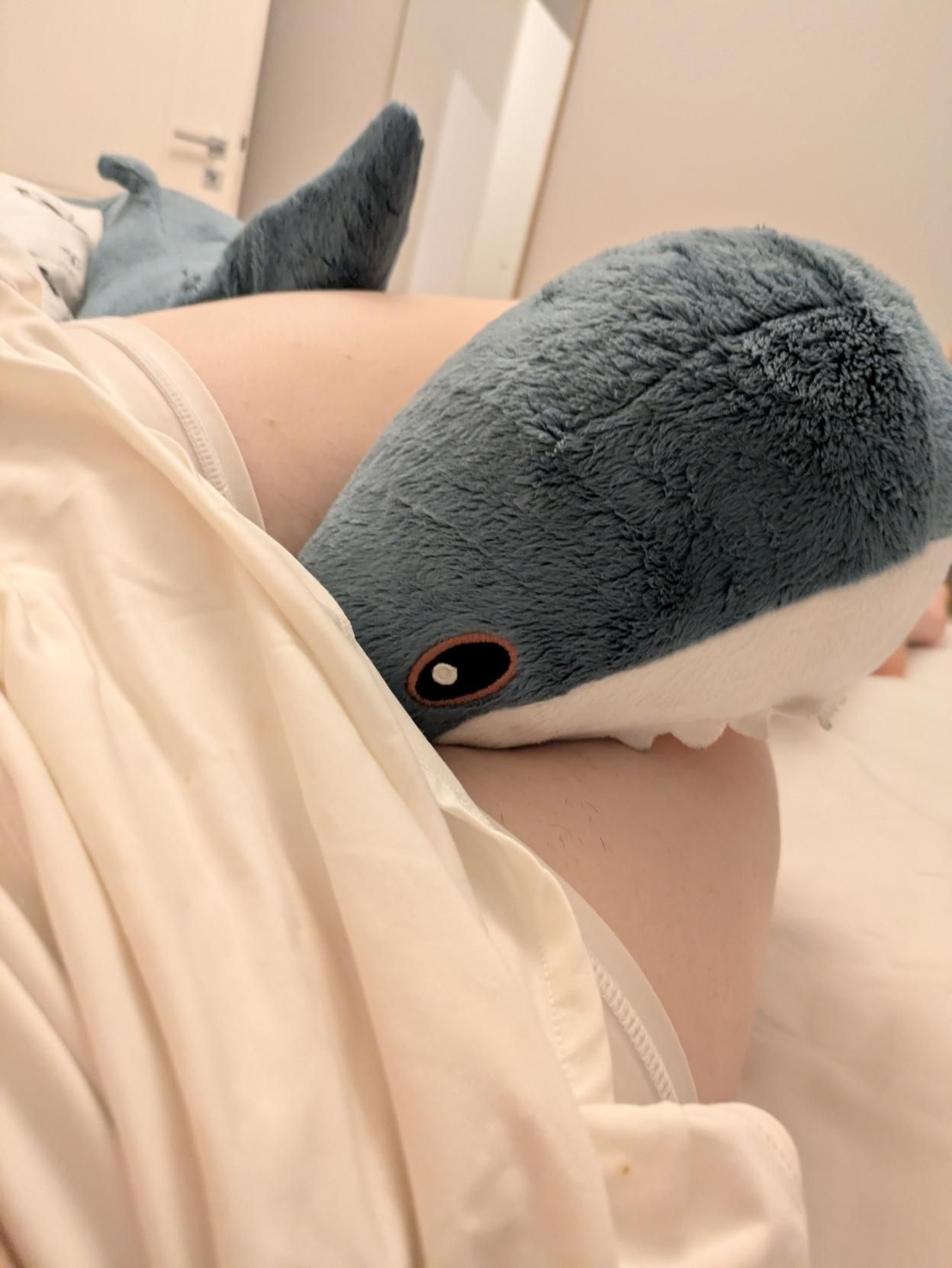 alina squishing her shark between her thighs