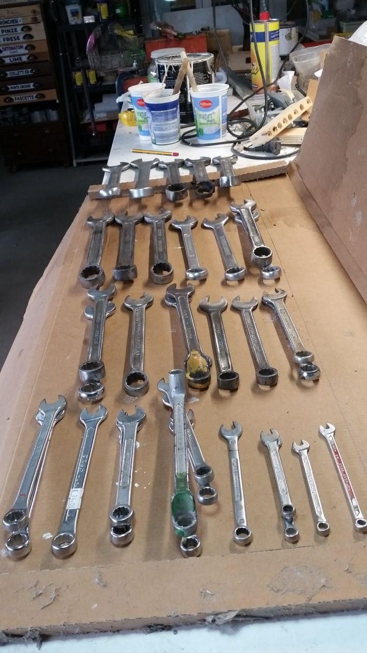 35 chiavi combinate distese su un pannello di cartone; alcune, della stessa misura, sono sovrapposte.