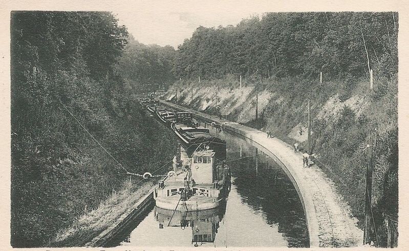 Several trolleyboats travelling in a convoy along an electrified canal
