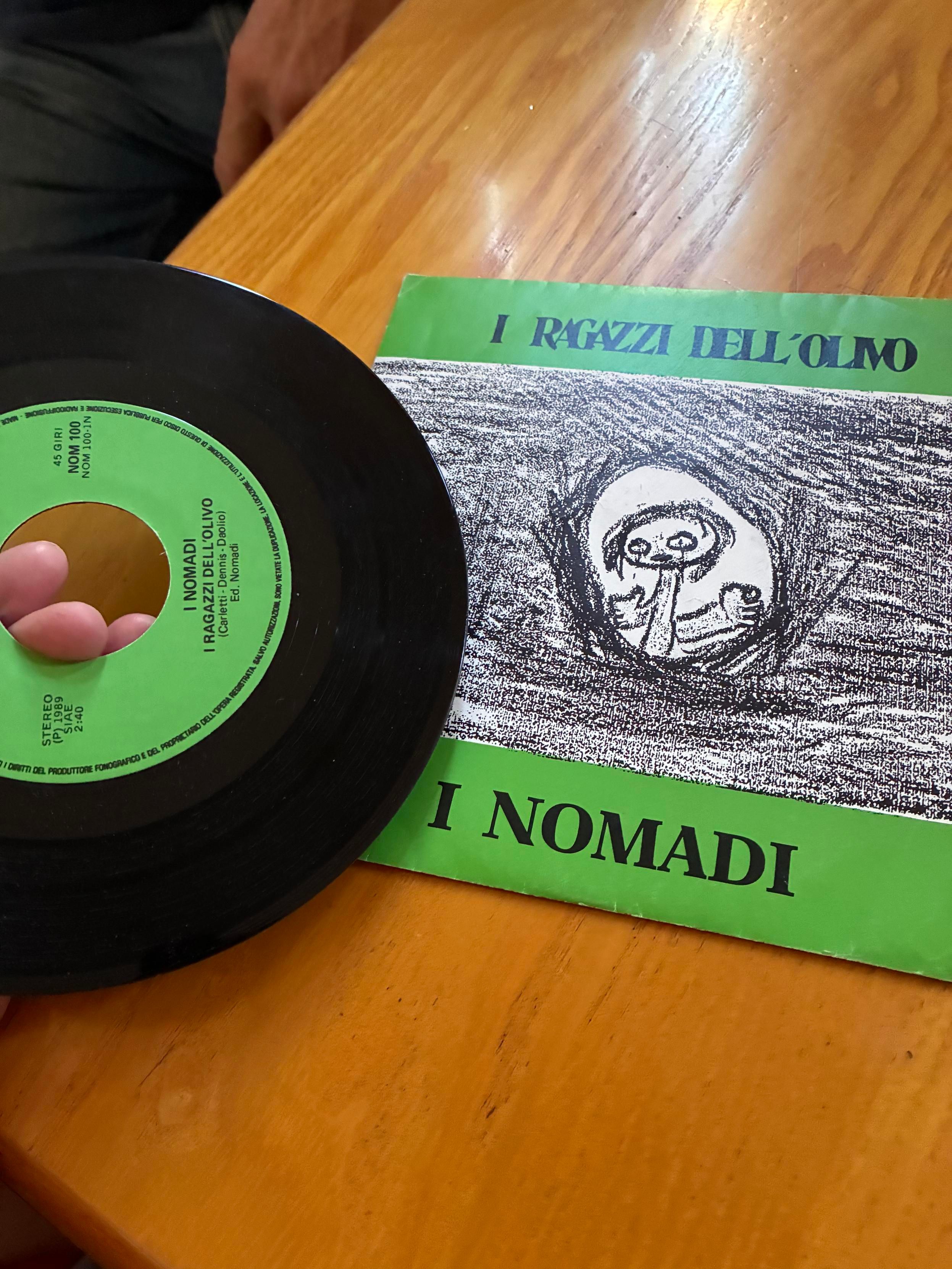 Un vecchio disco dei Nomadi e la sua copertina 