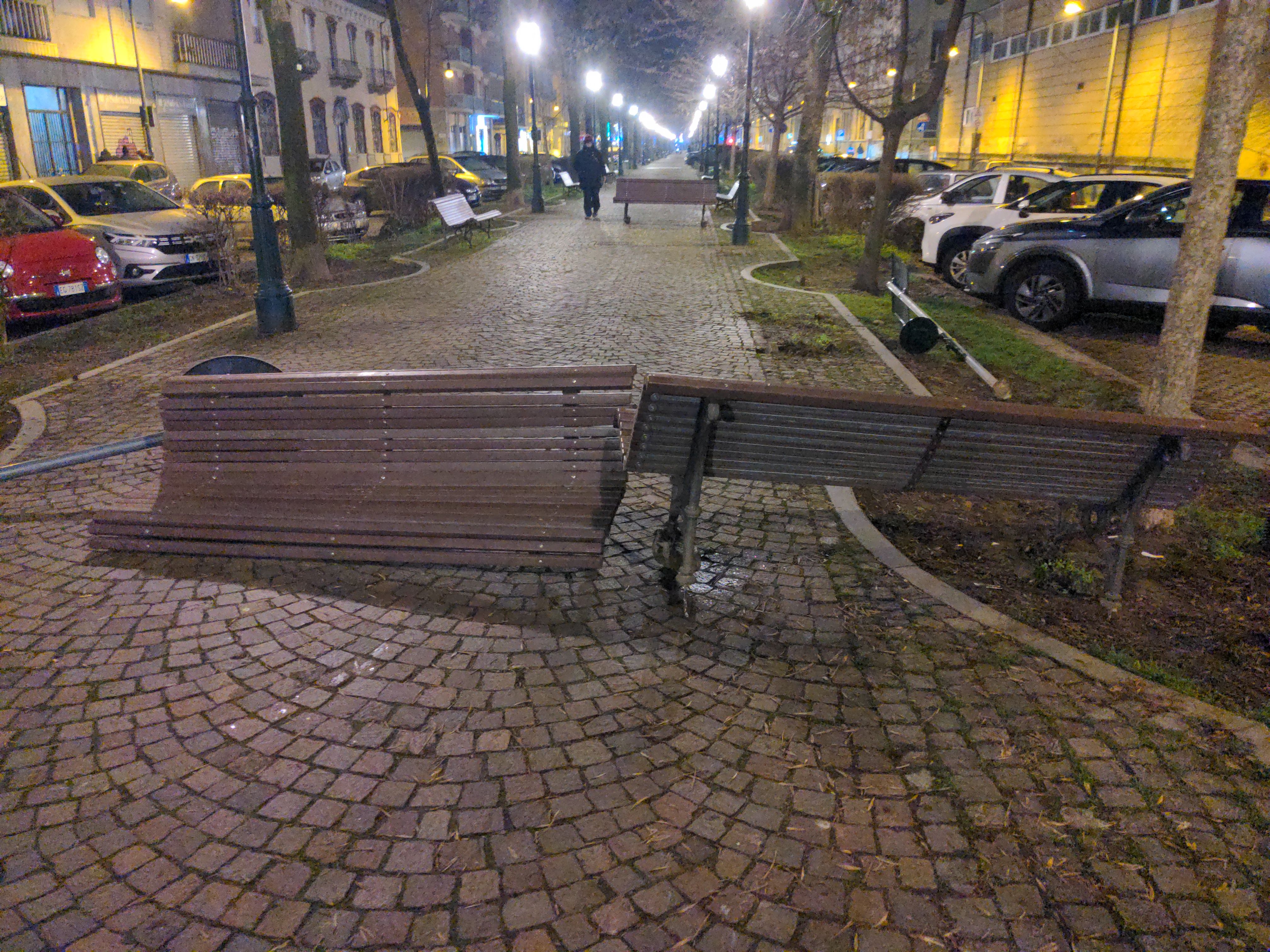 Panchine e pali divelti in mezzo ad una *passeggiata* 