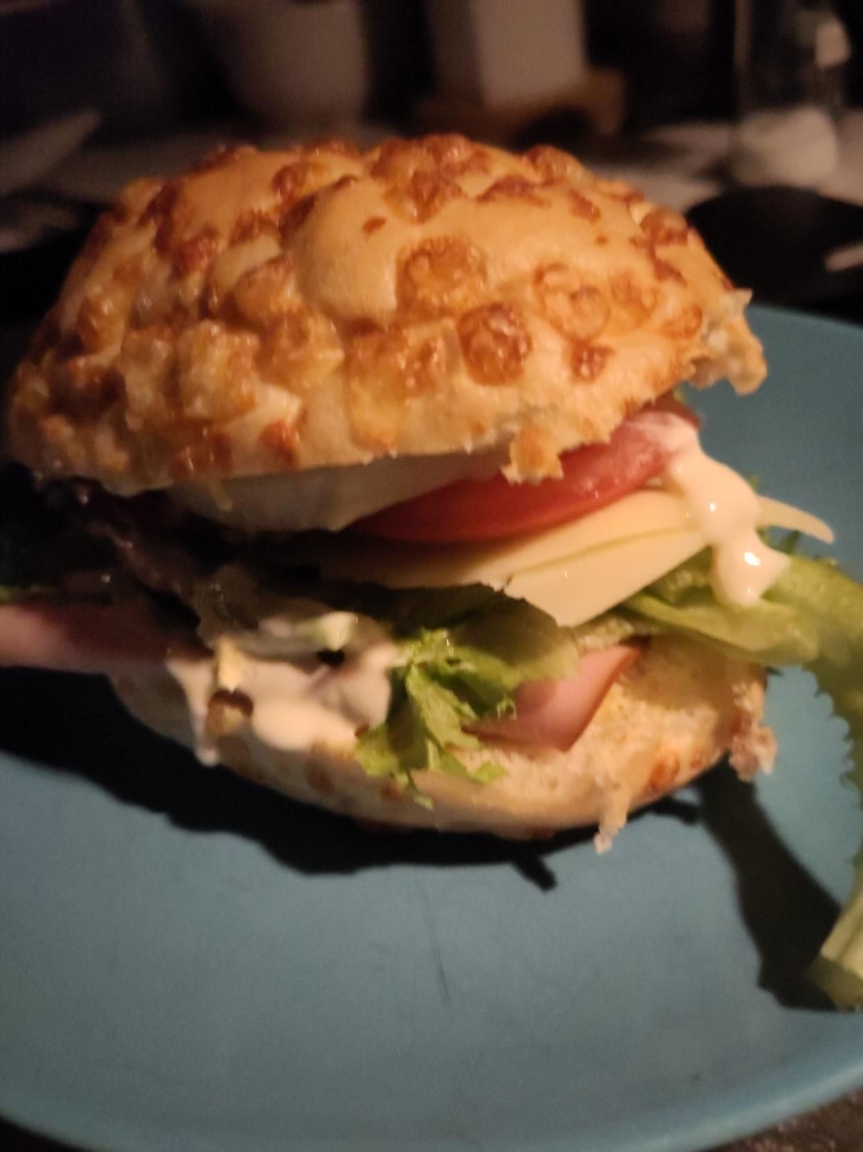 Leipä. Täytteenä kanaa, kalkkunaa. Tomaattia, salaatti, aura, mozzarella ja kermajuustoa. Dijon sinappia ja valkosipulimajoneesiä.