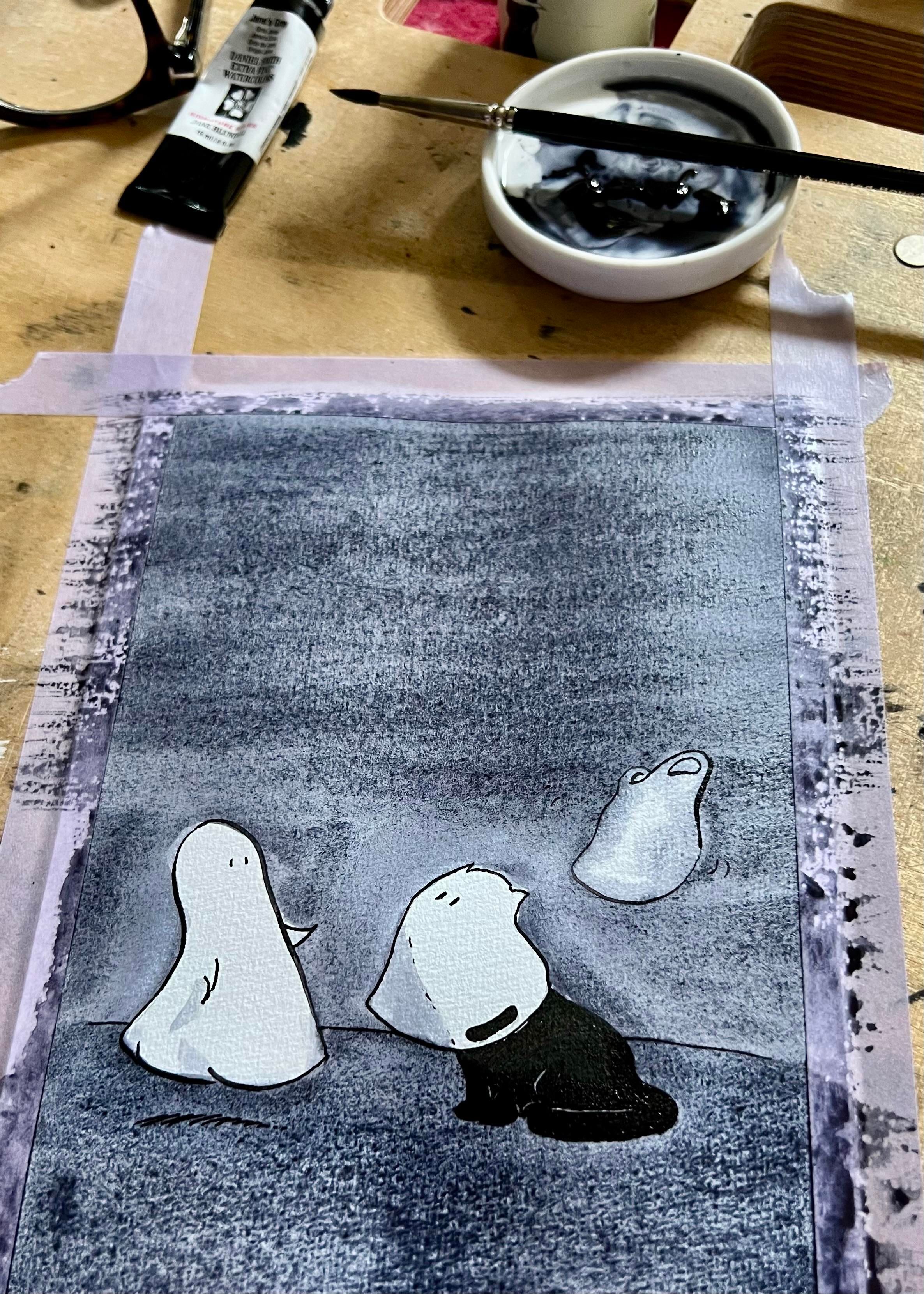 Das Gespenst begegnet der kleinen, schwarzen Katze, die eine weiße Plastiktüte überm Kopf trägt und ein wenig wie das Gespenst ausschaut. Im Hintergrund weht eine weitere weiße Plastiktüte vorüber.