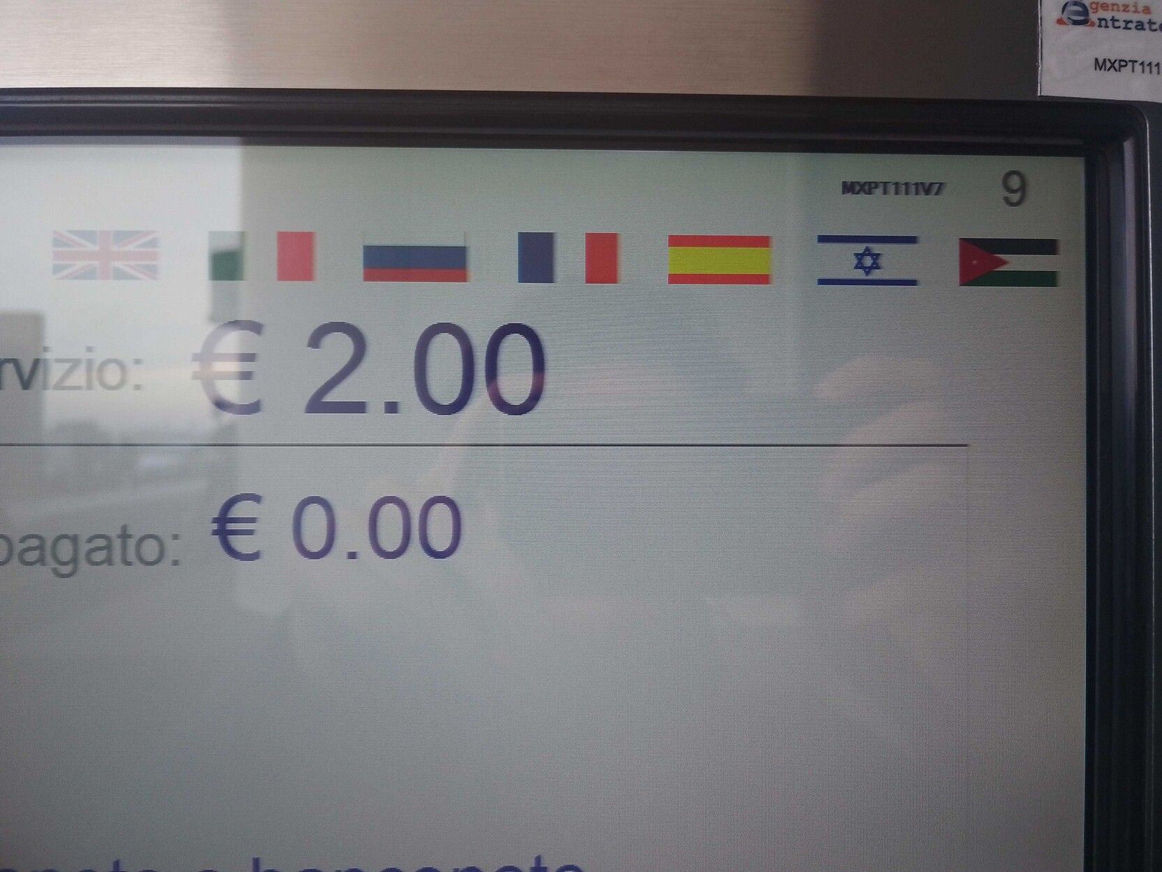 pagamento carrelli a Malpensa, tra le 7 lingue c'è ebraico e palestinese