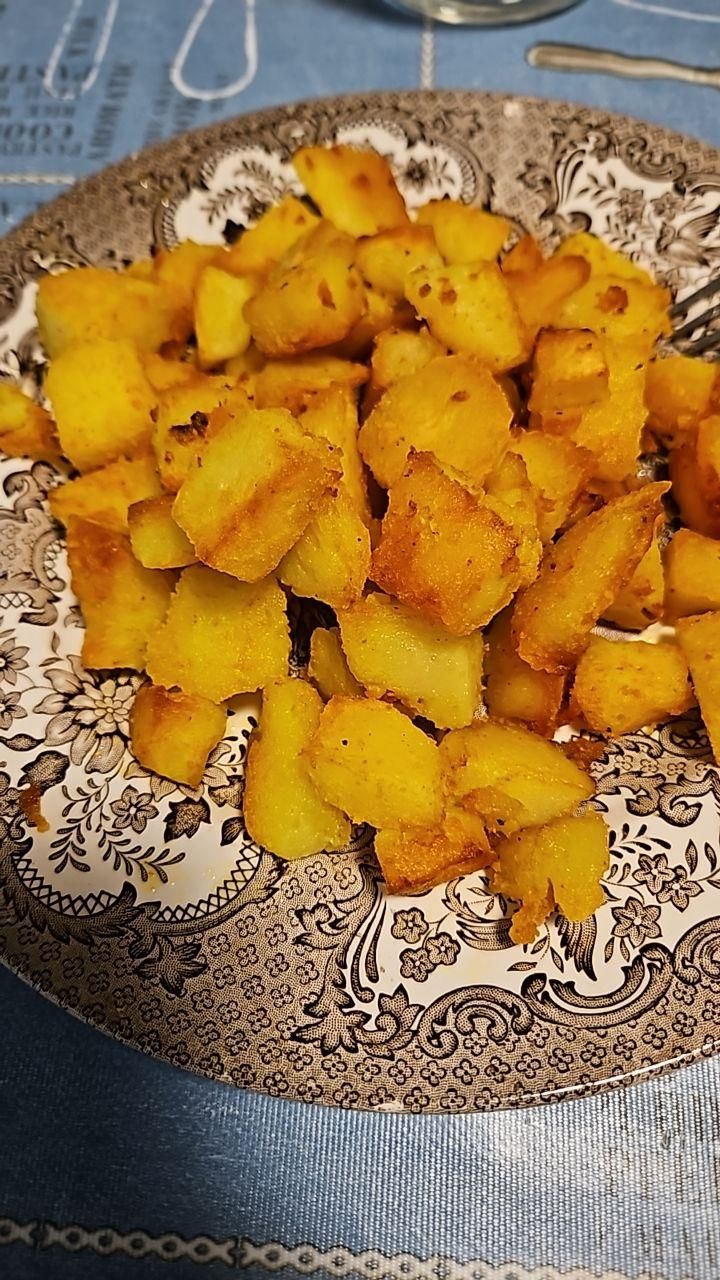 Piatto di patate spadellate e curcumate