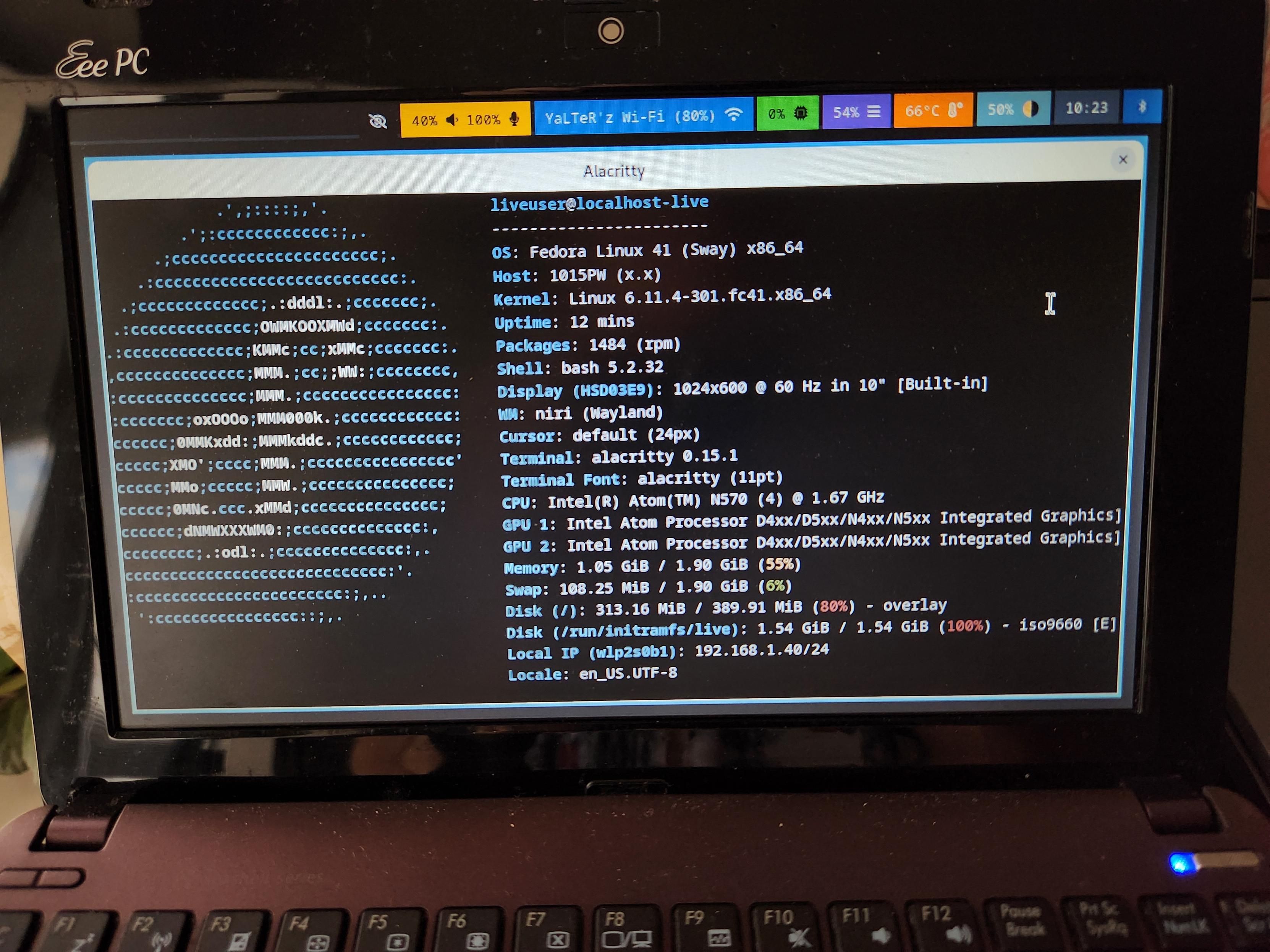 fastfetch output in Alacritty in niri on an ASUS Eee PC