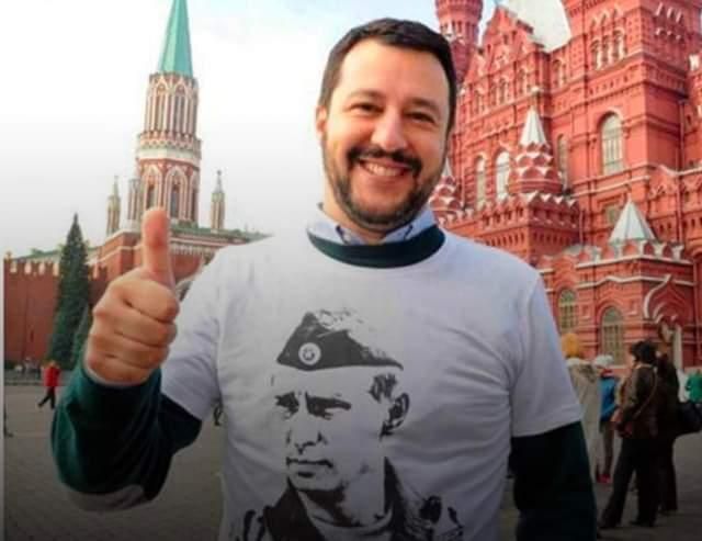 Un uomo sorride e fa un gesto di pollice in su di fronte a uno sfondo di edifici rossi con torri verdi. Indossa una maglietta bianca con l'immagine in bianco e nero di un volto. La folla è visibile in lontananza.

Fornito da @altbot, generato localmente e privatamente utilizzando Gemma3:27b

🌱 Energia utilizzata: 0.122 Wh