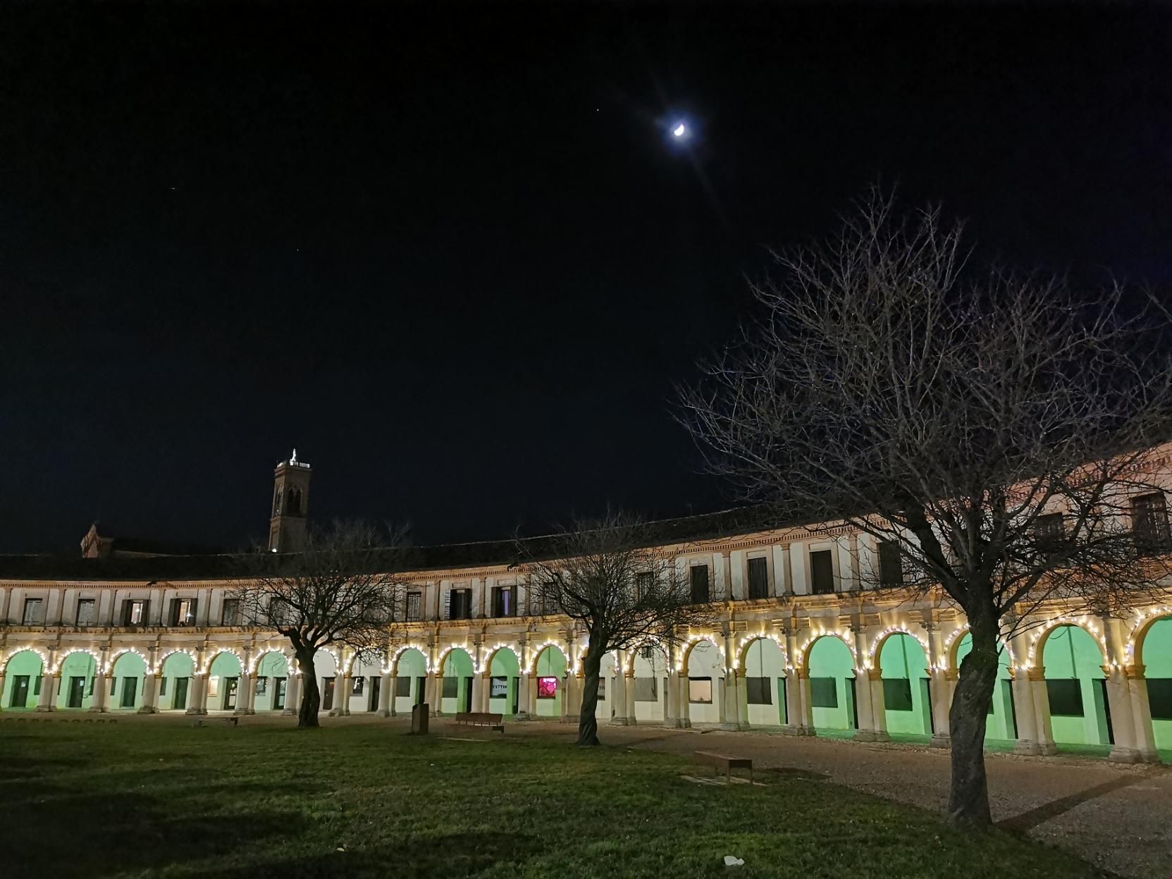 Scorcio notturno della Rotonda di Badoere. Ci sono le luminarie che seguono il profilo degli archi del porticato, l'effetto è bellissimo.