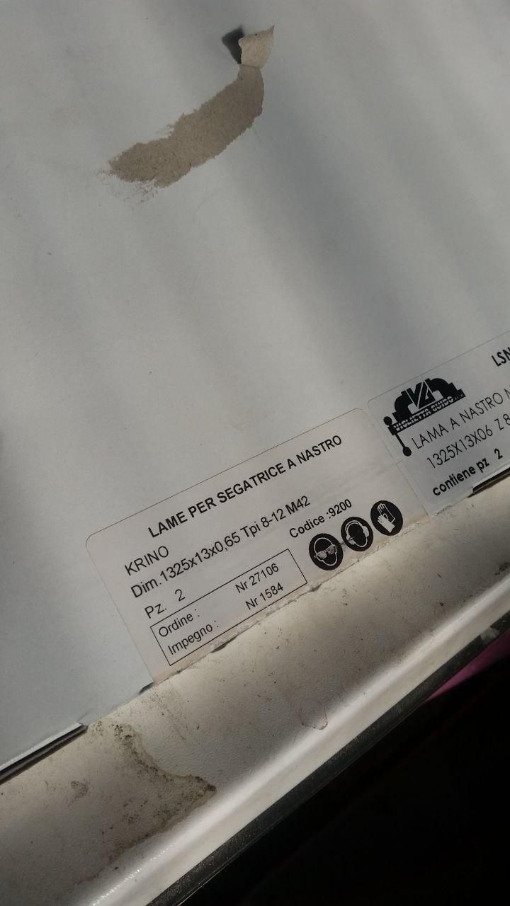 Confezione di "lame per segatrici a nastro", dimensioni 1325×13×0.65
Marca Krino (immagino avrà problemi di diffusione in Piemonte).