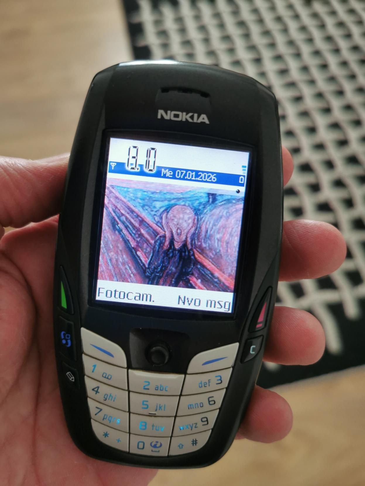 Foto del mio Nokia 6600 del 2004, ancora perfettamente funzionante.