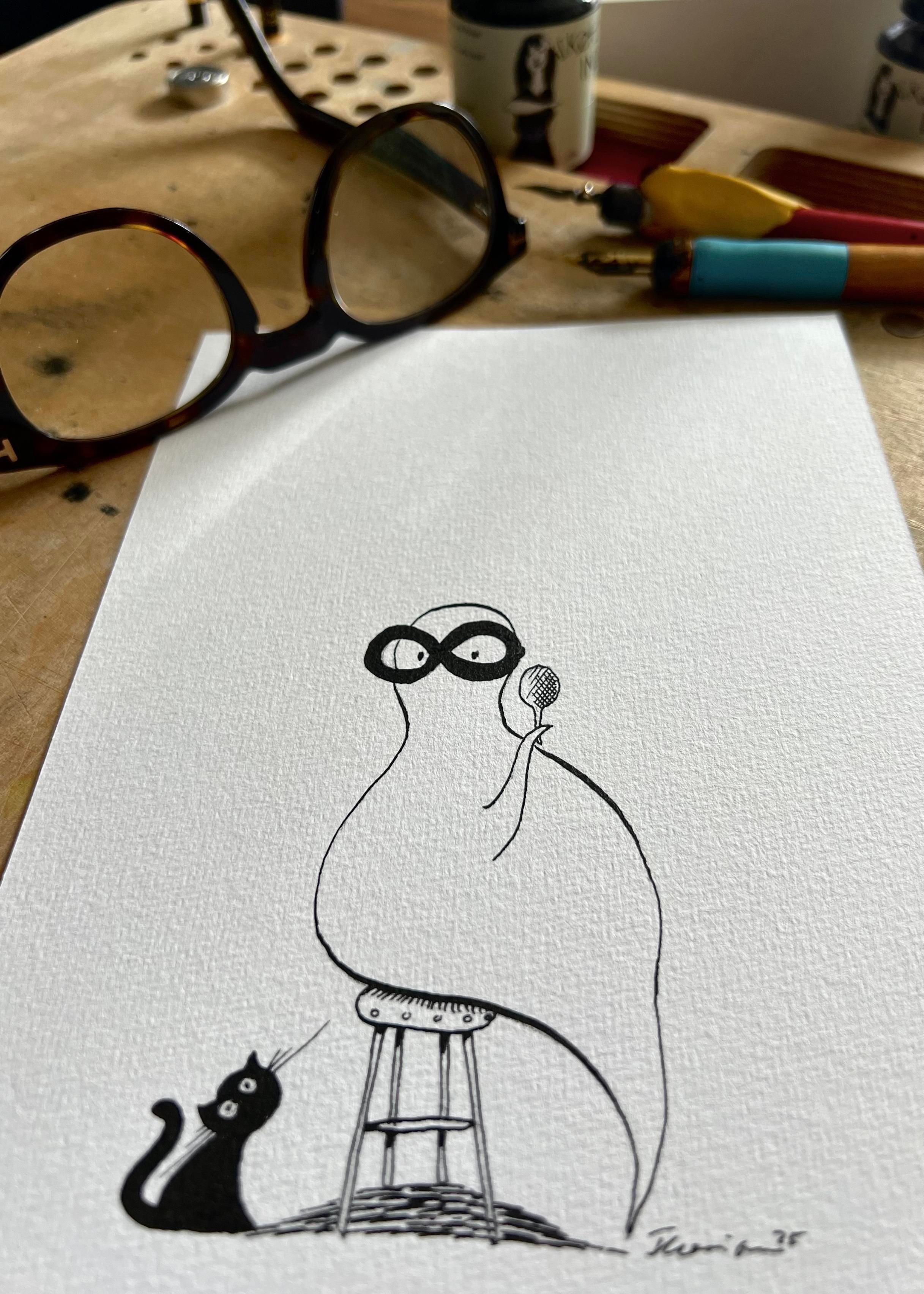 Zeichnung des Gespensts, das mit einem sehr dicken Brillengestell in Form einer liegenden 8 auf einem Hocker sitzt und sich im Spiegel betrachtet, während ein kleines, schwarzes Kätzchen angeregt zuschaut.