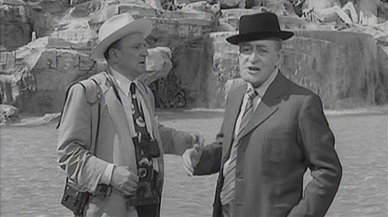 Totò cerca di vendere la fontana di Trevi.