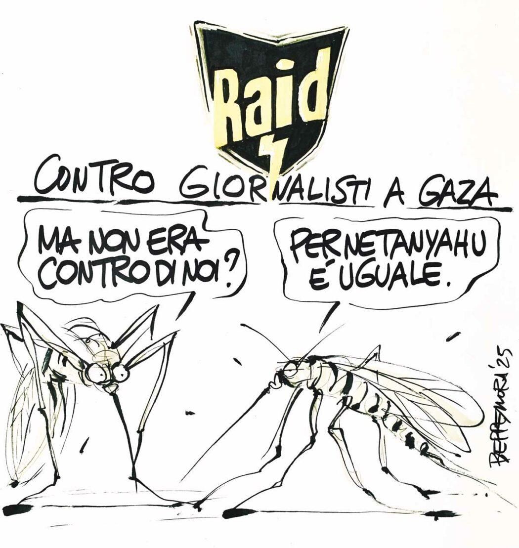 'Raid contro giornalisti a Gaza'. 

Nel disegno, due zanzare parlano tra loro. "Ma non era contro di noi?", chiede la prima guardando il logo dell'insetticida Raid in alto nelle vignetta. 
"Per Netanyahu è uguale", le risponde l'altra zanzara. 
