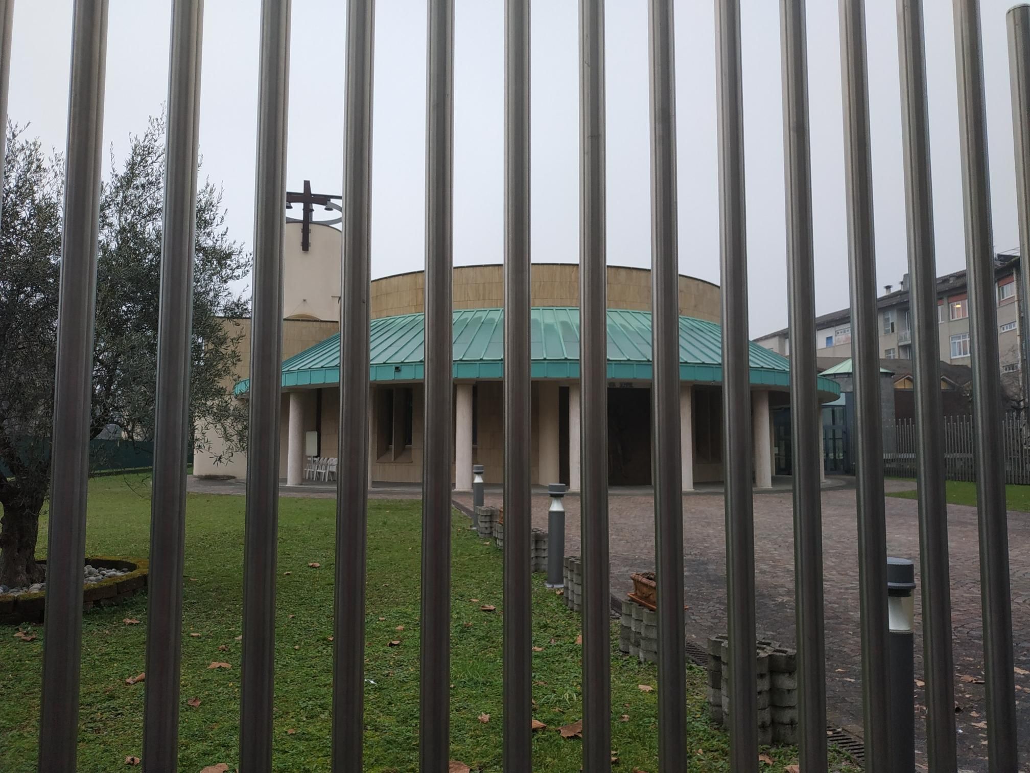 stessa chiesa ma vista dietro le sbarre della cancellata.