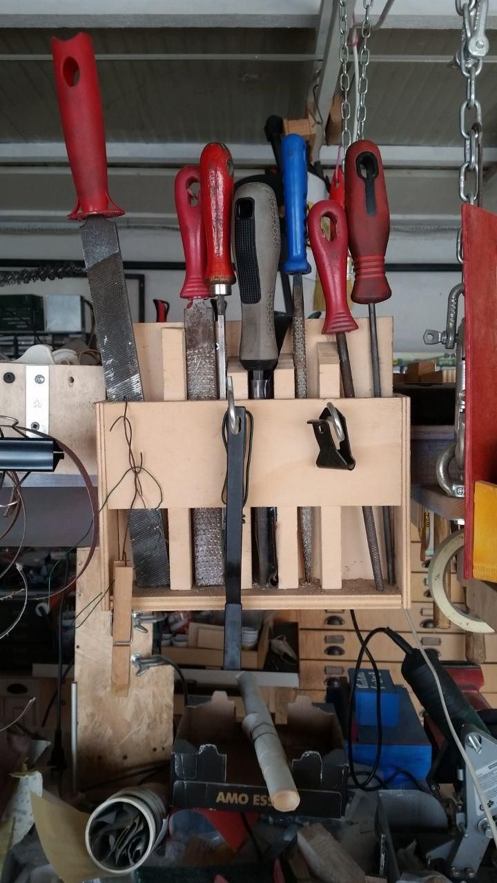 Supporto per le lime che uso di più, appeso sopra al tavolo da lavoro.