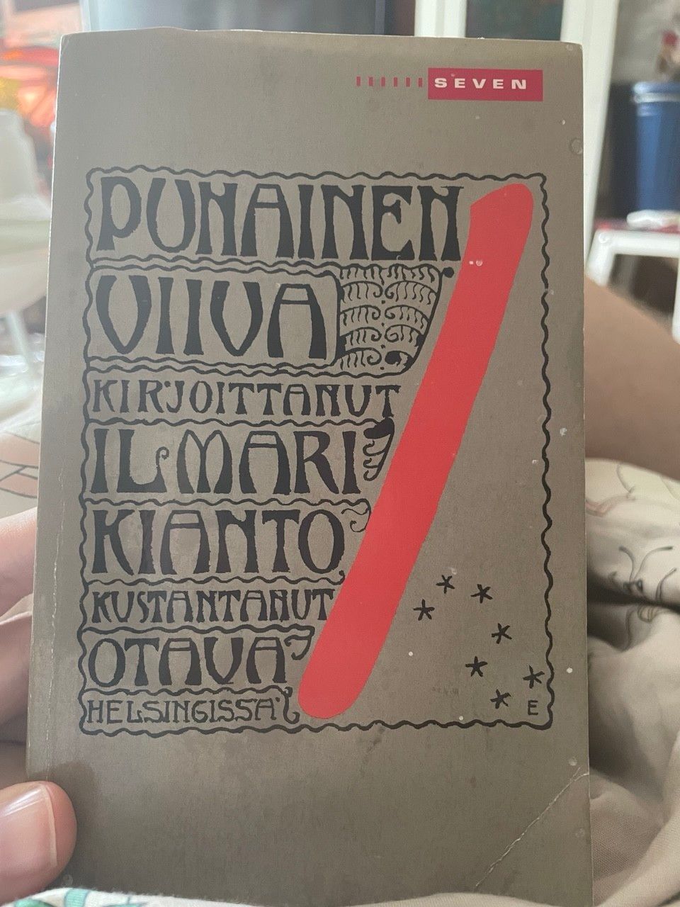 harmaakantinen kirja jota halkoo punainen viiva.

Kirjoittanut Ilmari Kianto. Kustantanut Otava Helsingissä.