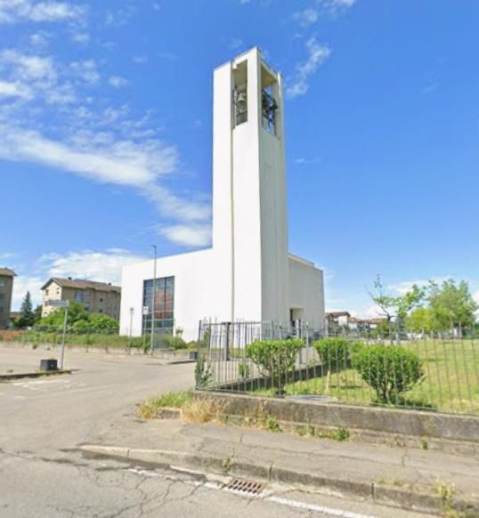 immagine del retro, con campanile in primo piano