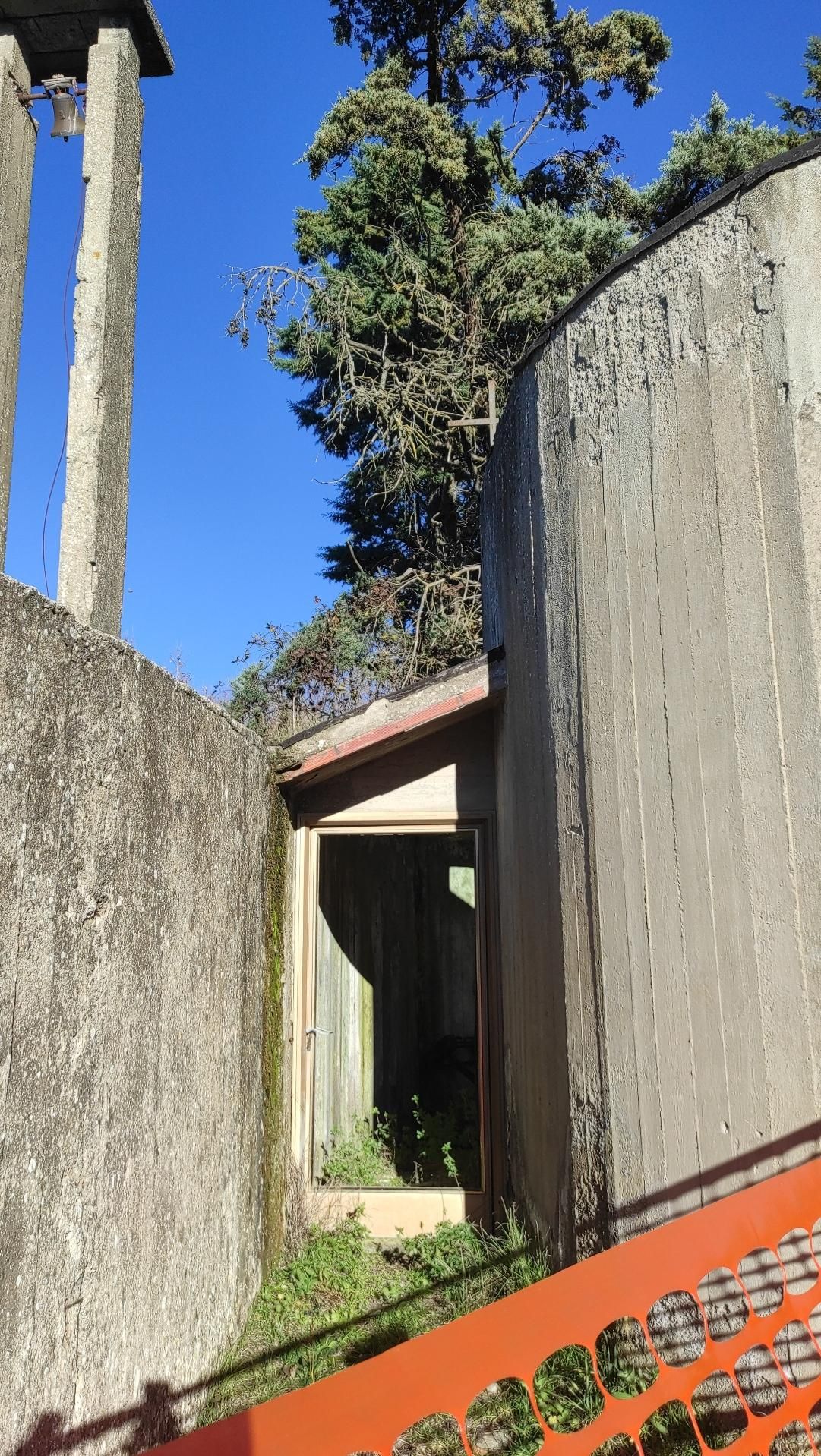 ingresso della chiesa brutta, la porta è assente e dentro è inagibile