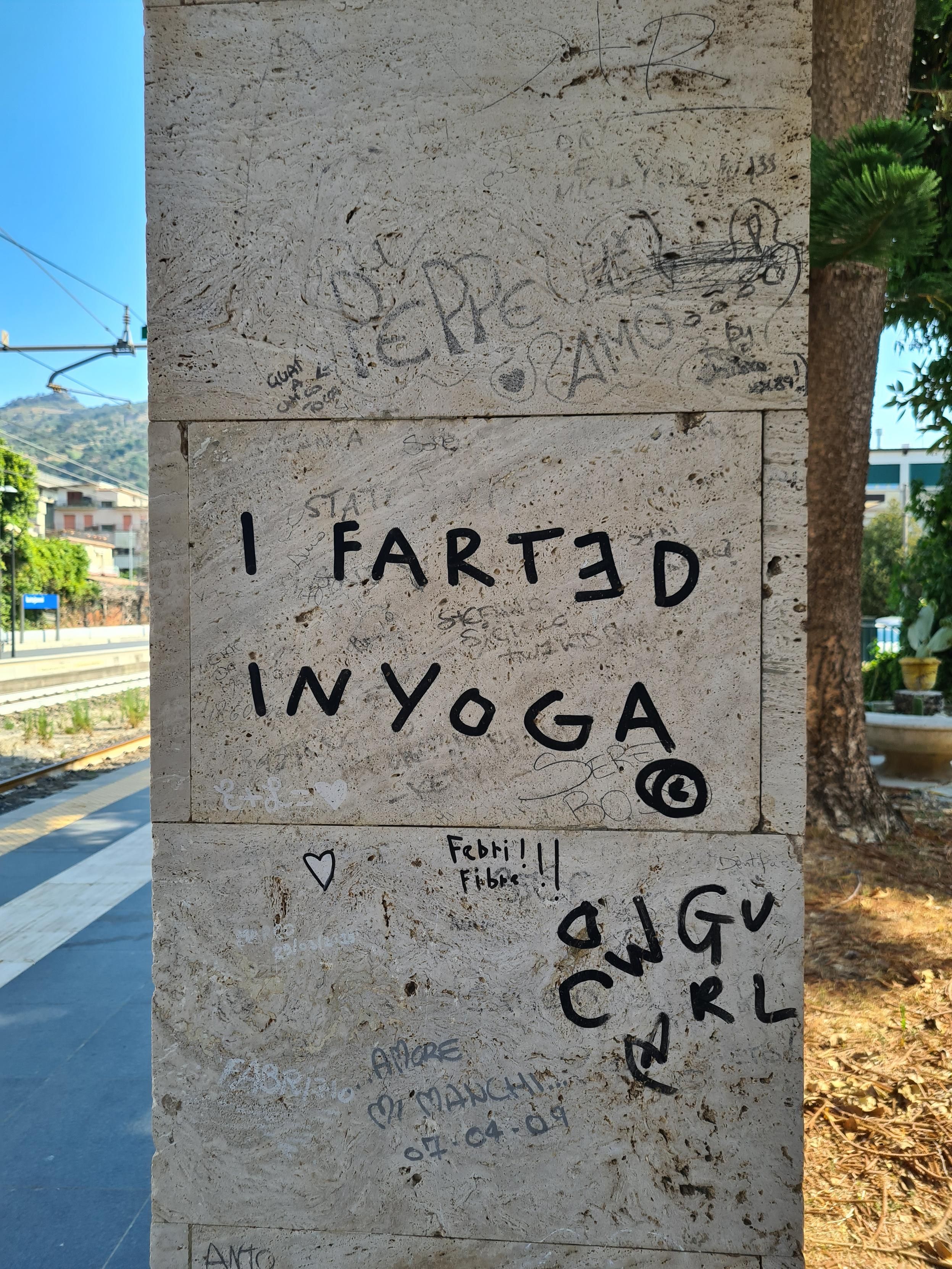 Scritta su un pilastro: "I farted in yoga"